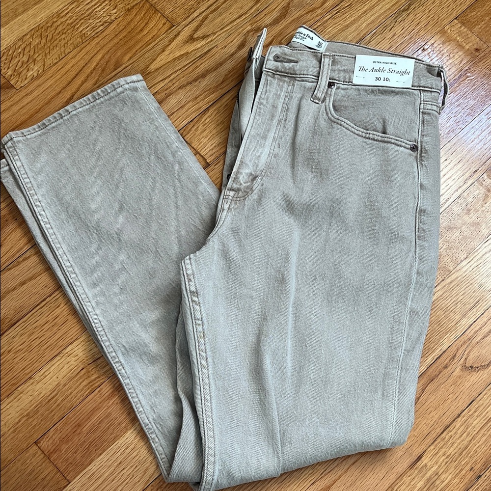 Abercrombie & Fitch woman’s  Beige Slim Straight Jeans